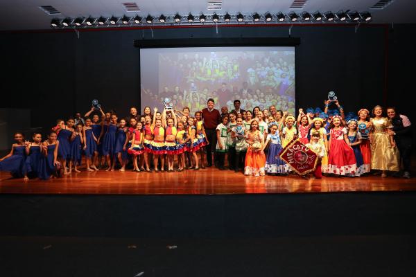 Em Santana de Parnaíba, alunos da rede municipal participam do 14º Festival Escolar de Dança 