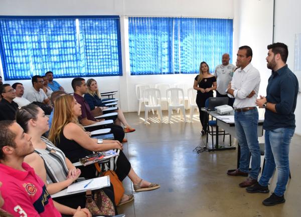 Prefeitura de Cajamar dá posse a 27 profissionais de educação