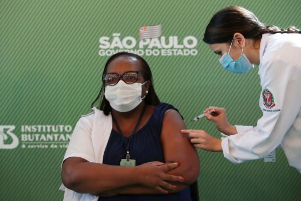 Enfermeira é a primeira a receber dose de CoronaVac aprovada pela Anvisa em SP