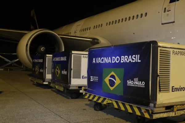 Insumos para mais 8,6 milhões de doses da CoronaVac chegam ao Brasil