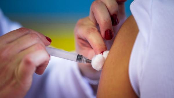 Cuidados devem ser mantidos mesmo após a vacina, diz Saúde