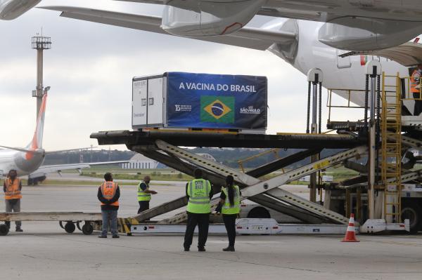 Novo lote de insumos para produção da CoronaVac chega a São Paulo 