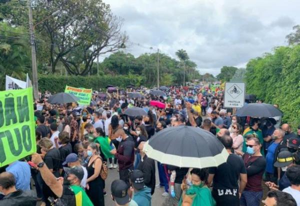 Manifestantes protestam perto da casa de governador contra lockdown no DF
