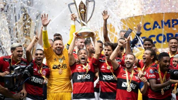 Flamengo bate Palmeiras nos pênaltis e leva Supercopa