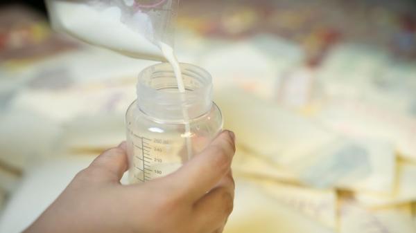 Covid-19: mães vacinadas produzem leite materno com anticorpos, diz estudo 