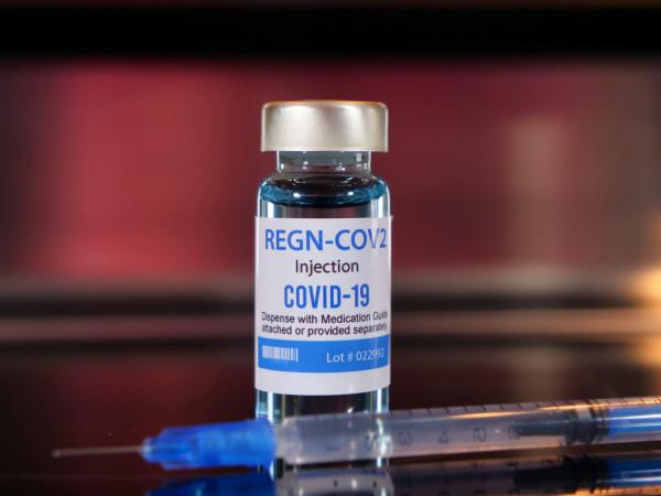 Anvisa aprova uso emergencial de coquetel contra a Covid-19