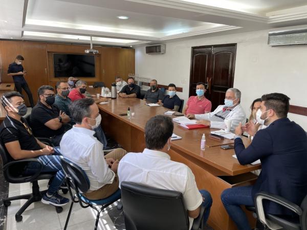 Vereadores participam de reunião sobre vacinação no gabinete do Prefeito Danilo Joan