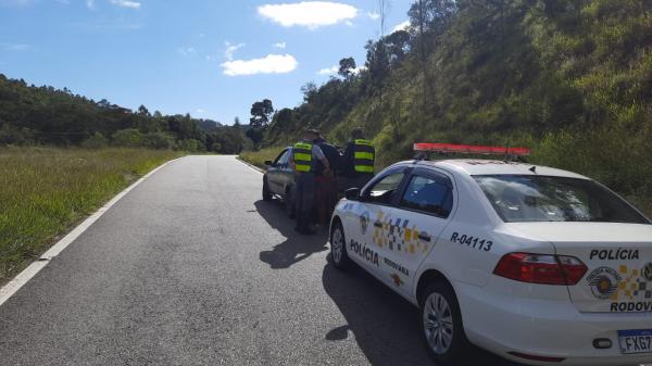 Motorista sem CNH e passageiro são detidos após perseguição policial Rodovia Tancredo Neves