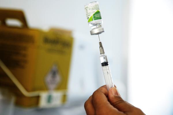 Com baixa adesão, vacinação contra a gripe entra na terceira fase