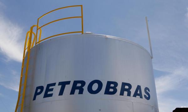 Petrobras reduz preços da gasolina em mais de 2%; diesel será mantido