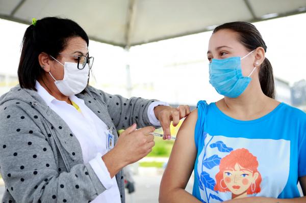 Cidades da região antecipam vacinação contra Covid para pessoas acima dos 43 anos sem comorbidades