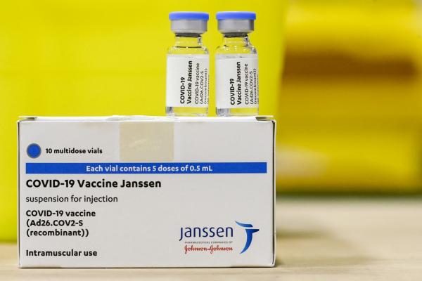 Primeiro lote com 1,5 milhão de doses da vacina da Janssen chega ao Brasil 