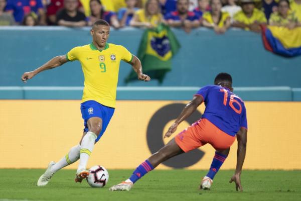 Brasil e Colômbia disputam liderança de grupo na Copa América 