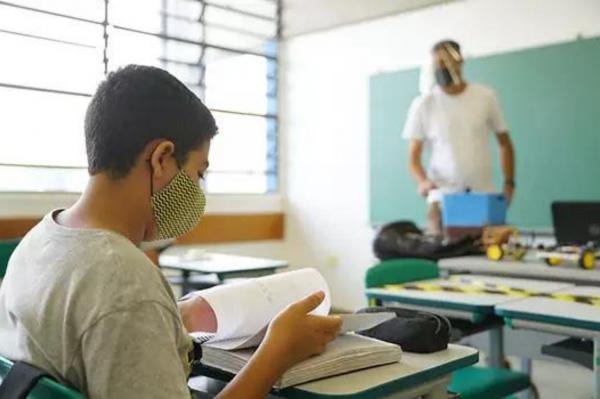 Em SP, alunos do Ensino Médio terão uma aula a mais por dia em 2022