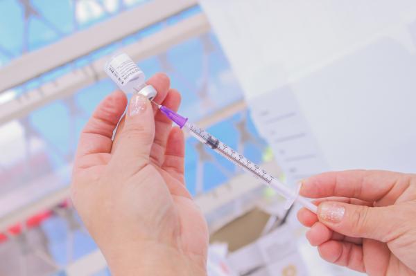 Ministério da Saúde decide reduzir intervalo entre doses de vacina da Pfizer de 3 meses para 21 dias