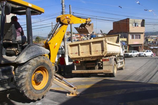 Prefeitura executa obras de drenagem na Rua Ourinhos no Parque São Roberto II