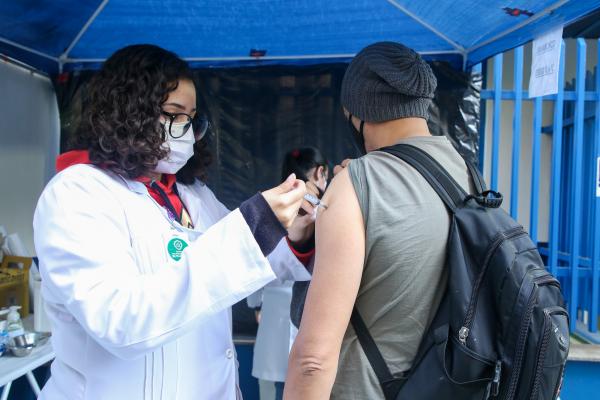Governo de SP antecipa a vacinação contra Covid de adultos e adolescentes no estado
