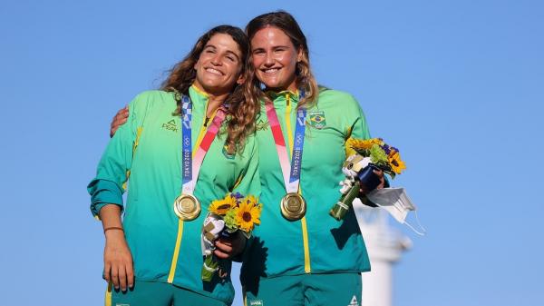 Martine Grael e Kahena Kunze conquistam a medalha de ouro na vela