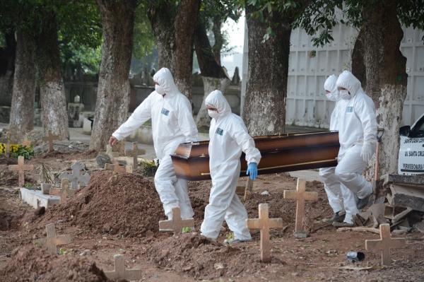 Média móvel de mortes por Covid fica abaixo de mil pelo 3º dia seguido, aponta Fiocruz