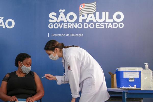 SP tem 96% dos profissionais da rede estadual vacinados e 60% de adesão dos alunos