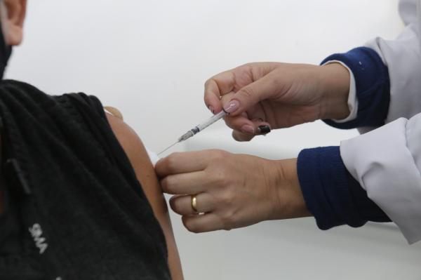 Covid: Metade da população brasileira já tomou ao menos uma dose de vacina
