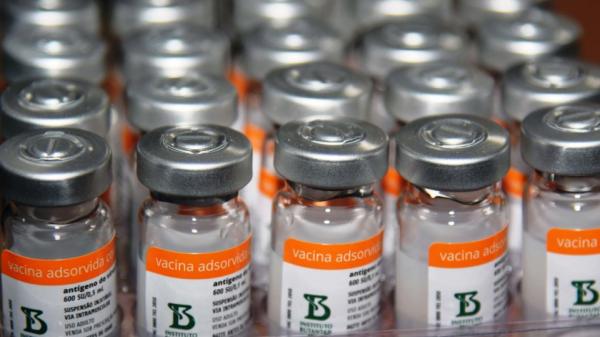 Ministério da Saúde admite que 9,5 milhões de doses de Pfizer e CoronaVac estão paradas no centro de distribuição