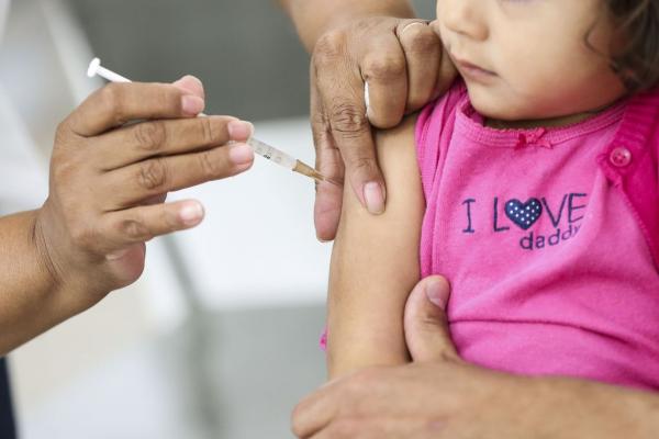 Governo de SP lança campanha de multivacinação para atualizar cadernetas de crianças e adolescentes