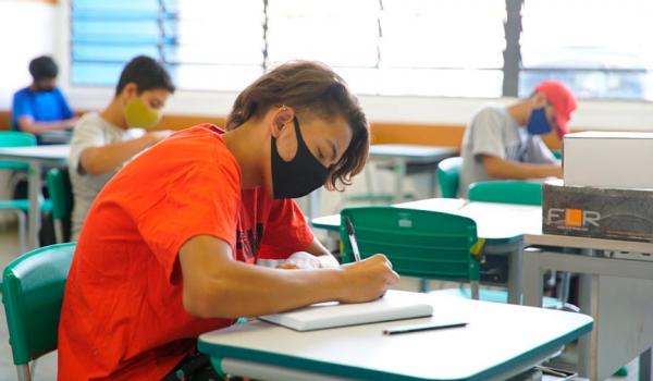 Retorno de aulas presenciais obrigatórias na rede estadual de SP começa a valer