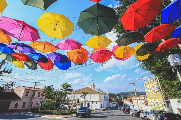 Santana de Parnaíba ganha colorido especial com decoração de guarda-chuvas
