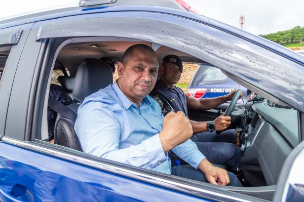 Prefeito Marcos Tonho inicia 2022 com a entrega de novas viaturas para a GCM