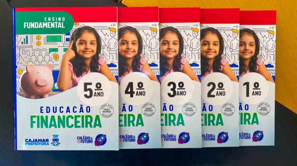 Alunos do Colégio do Futuro recebem apostila de Educação Financeira