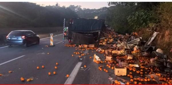 Caminhão com laranja tomba e motorista morre na Anhanguera
