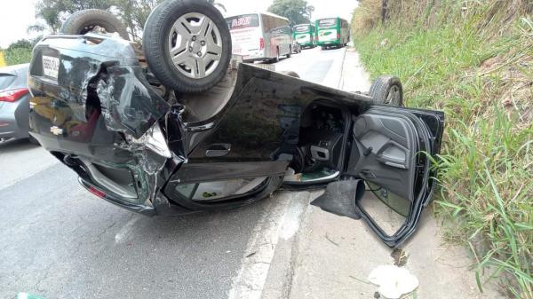 Ônibus colide em carro na Edgar Máximo Zambotto 