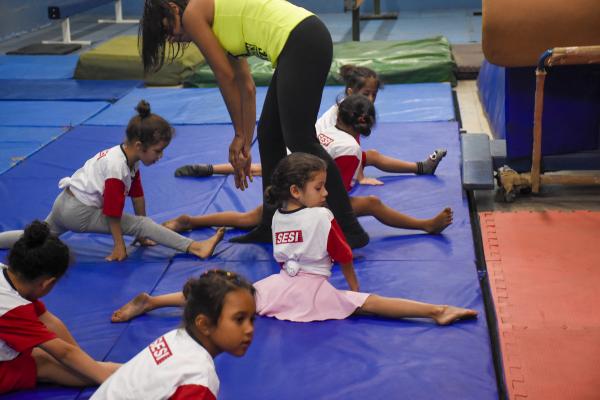 Crianças recebem aulas de ginástica artística no Ginásio de Esportes do Polvilho