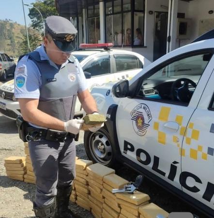 Polícia Rodoviária detém casal com armas e drogas em Santana de Parnaíba