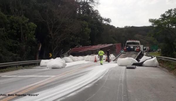 Carreta tomba na Rod. Edgard Máximo Zambotto e interdita pista