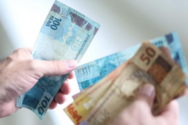 Bolsonaro diz haver uma ‘brecha' para aumentar o salário mínimo pela inflação