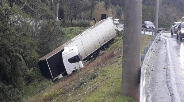 Carreta cai em barranco na SP-354 em Cajamar