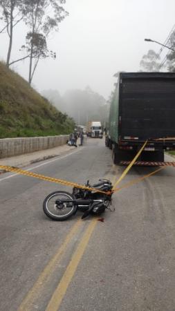 Batida entre motocicleta e caminhão mata homem em Cajamar