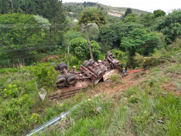 Carreta despenca em ribanceira na rodovia Edgard Máximo Zambotto