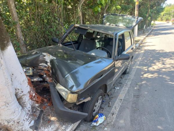 Uno bate contra árvore em avenida de Cajamar