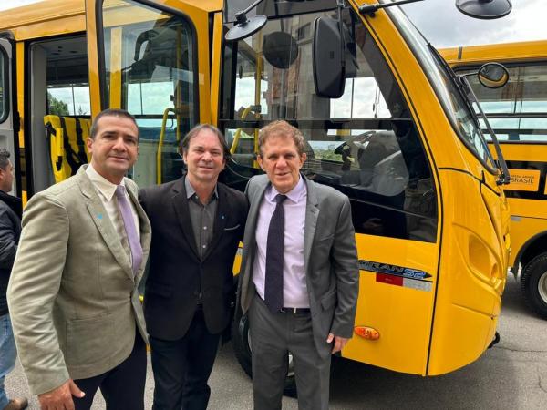 Cajamar recebe novo ônibus escolar do Governo do Estado