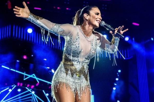 Ivete Sangalo faz homenagem ao Carnaval em retorno de bloco