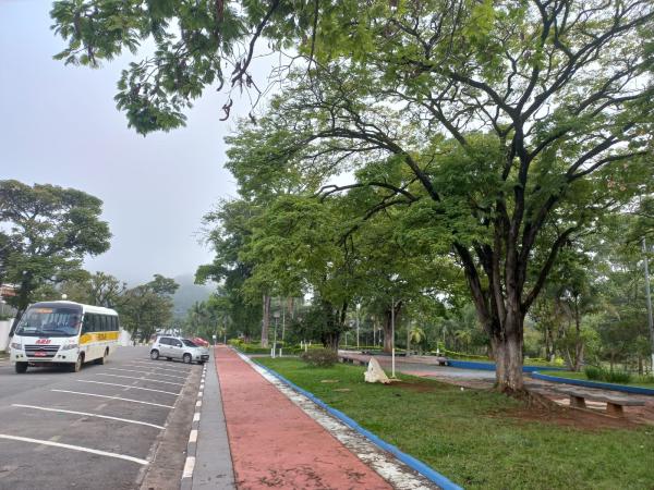 Manhã de segunda-feira (12) termina com céu nublado, sensação de tempo abafado