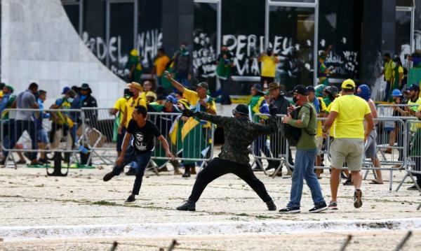 Manifestantes invadem Congresso, Planalto e STF