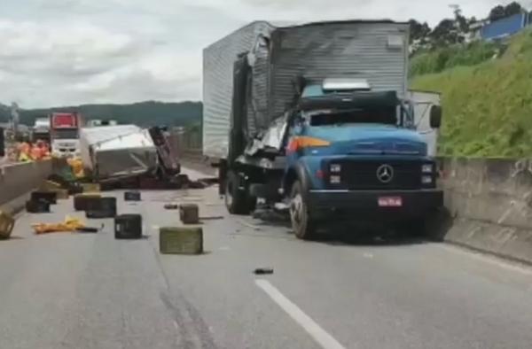 Caminhão com drogas tomba na Anhanguera e motorista foge