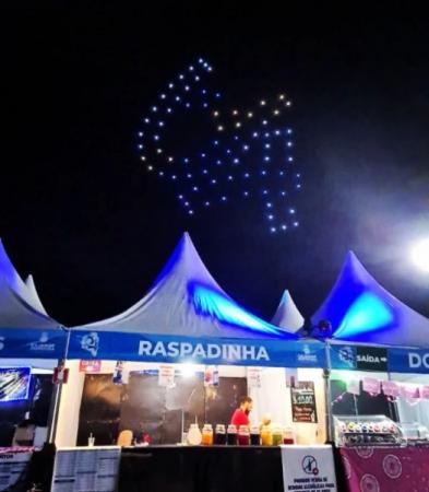 Show de drones empolga público com desenhos e luzes no céu de Cajamar