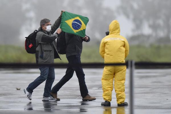 Brasileiros trazidos da China não têm coronavírus, afirma governo