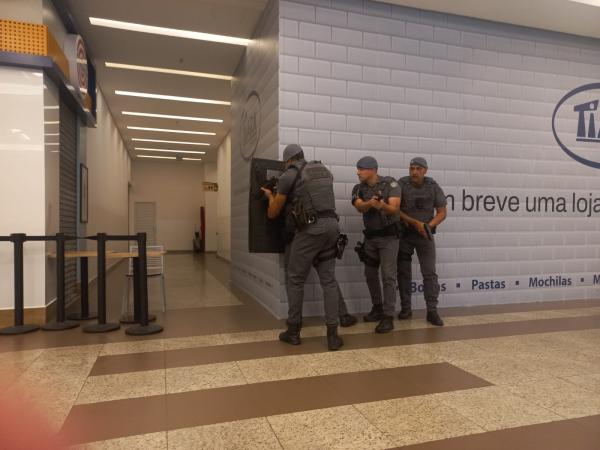 Polícia Militar e helicóptero Águia participam de simulado de roubo em shopping de Cajamar