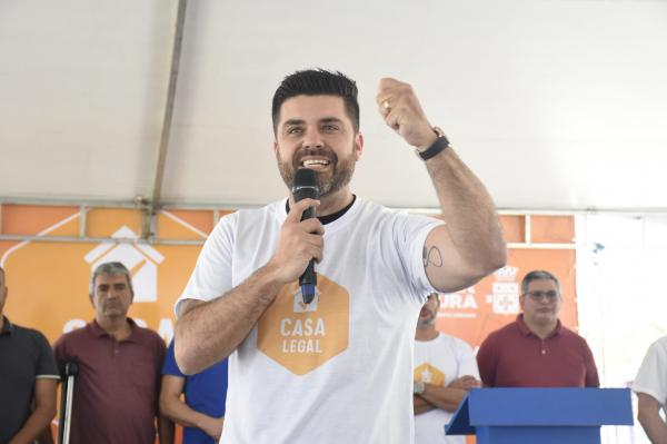 Prefeito Danilo Joan entrega 800 títulos de propriedades no bairro Maria Luiza